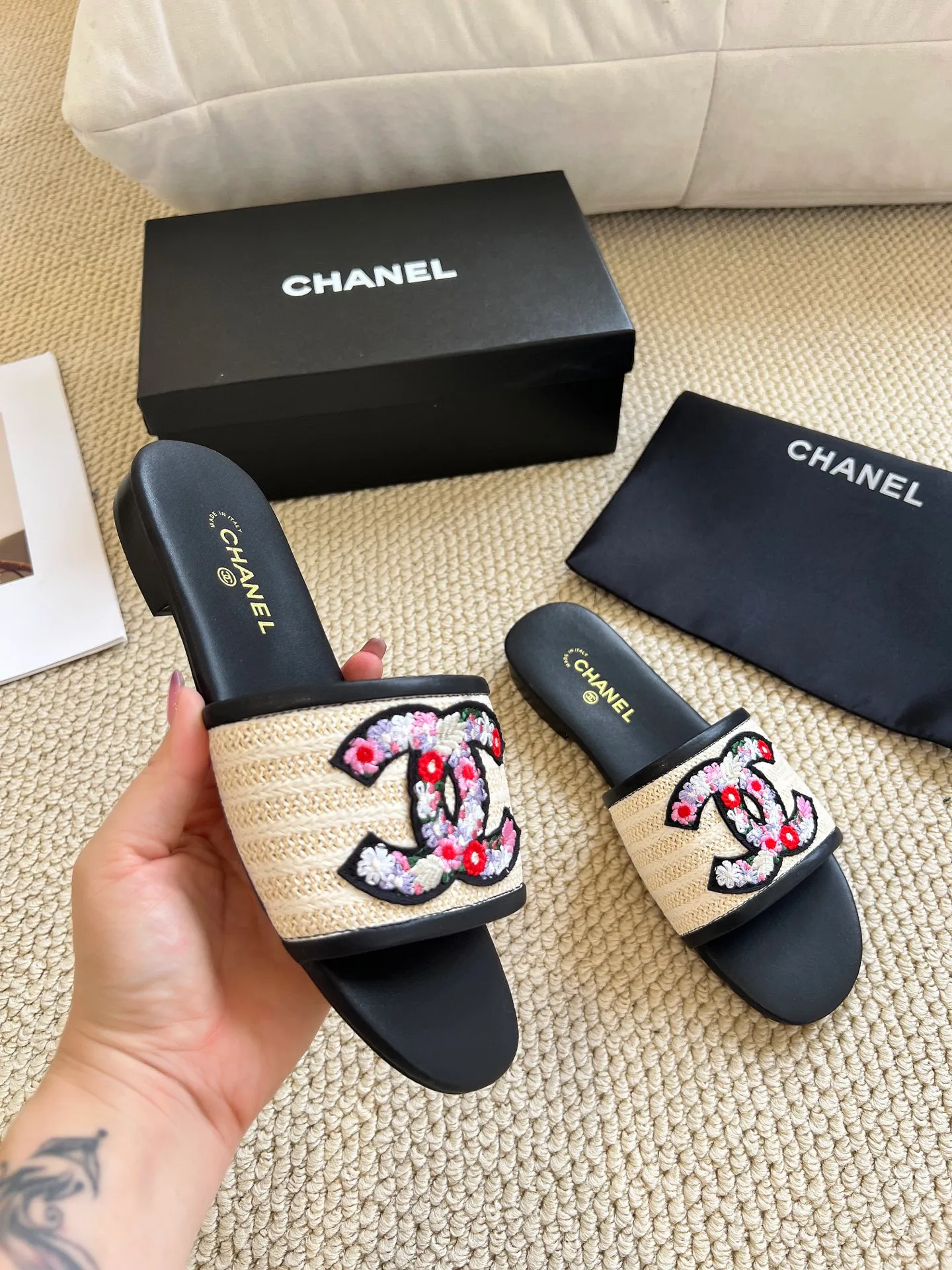 👟👟Ex-factory price 340👟👟 Genuine leather sole +30 CHANEL, the upper uses three-dimensional electric embroidery technology, the upper foot is comfortable, soft and breathable, must-have size 35-43 every day, leather sole +30